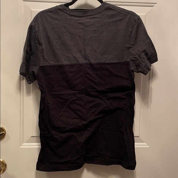 Guess men’s size m Gray & black tee shirt - Picture 2 of 3